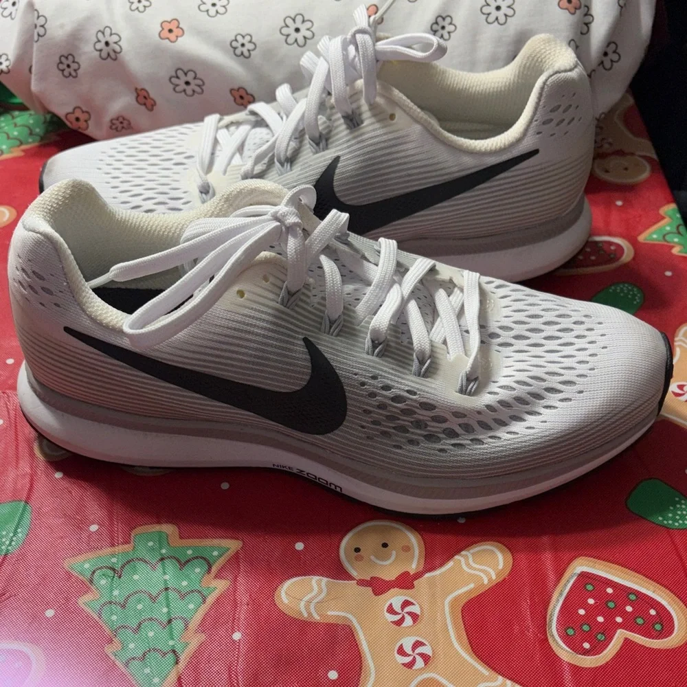 Womens Nike White and Black Running Shoes - Picture 2 of 7